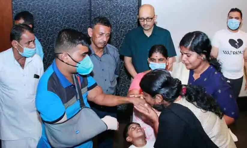 കണ്ണ് നനയിപ്പിച്ച് അനന്തുവും സുജാതയും; ജീവന്റെ ബാക്കിയായ കൈകളിൽ തൊട്ട് അവർ വിതുമ്പി കണ്ണ് നനയിപ്പിച്ച് അനന്തുവും സുജാതയും; ജീവന്റെ ബാക്കിയായ കൈകളിൽ തൊട്ട് അവർ വിതുമ്പി