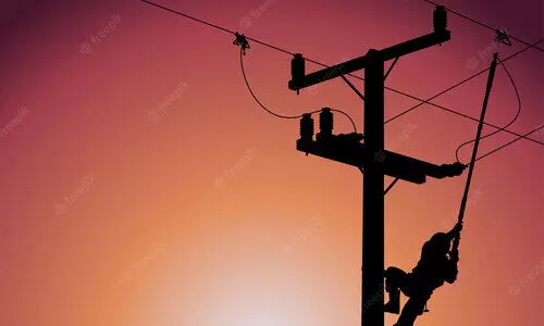 അറ്റകുറ്റപ്പണിക്കിടെ ലൈൻമാൻ തടാകത്തിൽ വീണു മരിച്ചു