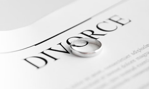 വിവാഹമോചിതക്ക് മതിയായ രേഖയുണ്ടെങ്കിൽ മകനോടൊപ്പം യാത്രചെയ്യാം