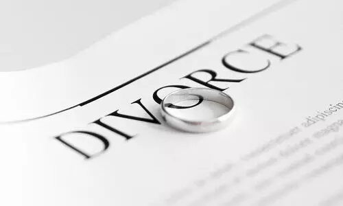 വിവാഹമോചിതക്ക് മതിയായ രേഖയുണ്ടെങ്കിൽ മകനോടൊപ്പം യാത്രചെയ്യാം