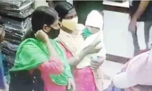 മാതാവിന്റെ ചുമലിൽ കിടന്ന കുഞ്ഞിന്റെ മാല മോഷ്ടിച്ചു