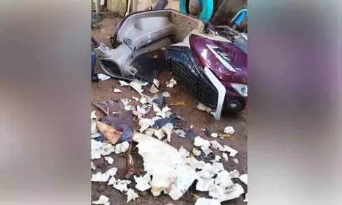 മുറ്റത്ത് നിർത്തിയിട്ട സ്കൂട്ടർ നായ്ക്കൾ കടിച്ച് നശിപ്പിച്ചു മുറ്റത്ത് നിർത്തിയിട്ട സ്കൂട്ടർ നായ്ക്കൾ കടിച്ച് നശിപ്പിച്ചു