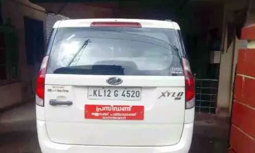 നിയമങ്ങൾ കാറ്റിൽപറത്തി സർക്കാർ വാഹനം; കണ്ടില്ലെന്ന് നടിച്ച് മോട്ടോർ വാഹന വകുപ്പ്