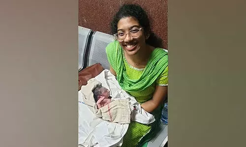 ട്രെയിനിൽ യാത്ര ചെയ്യവെ യുവതിക്ക് പ്രസവവേദന; സഹായവുമായി മെഡിക്കൽ വിദ്യാർഥിനി