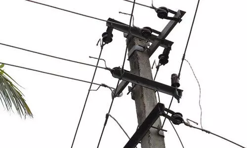 മദ്യലഹരിയിൽ പൊലീസ് സ്റ്റേഷന് മുന്നിലെ 11 കെ.വി വൈദ്യുതി തൂണിൽ കയറി; പിന്നീട് സംഭവിച്ചത്...