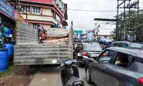 റോഡരികിൽ വാഹനം നിർത്തി ചരക്കിറക്കുന്നത്​ അപകട​ക്കെണി