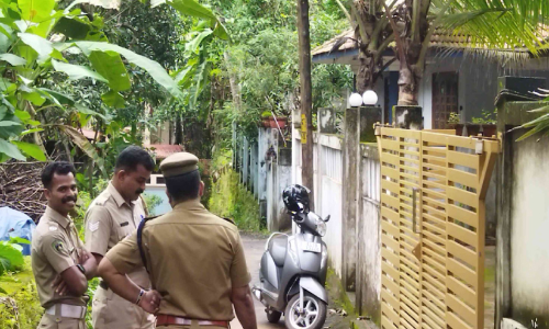 സ്വർണക്കടത്ത് സംഘത്തിന്റെ ഭീഷണി: യുവാക്കളുടെ വീടിന് പൊലീസ് കാവൽ, പൊലീസിനെ വെട്ടിച്ച് ഒരാൾ കടന്നു