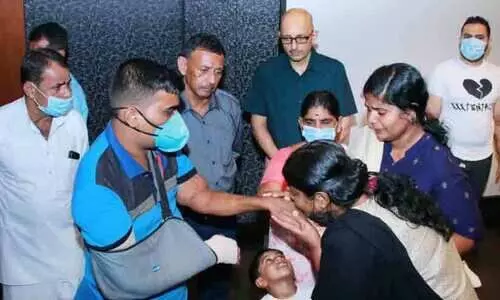 കണ്ണ്​ നനയിപ്പിച്ച്​ അനന്തുവും സുജാതയും; ജീവന്‍റെ ബാക്കിയായ കൈകളിൽ തൊട്ട്​ അവർ വിതുമ്പി