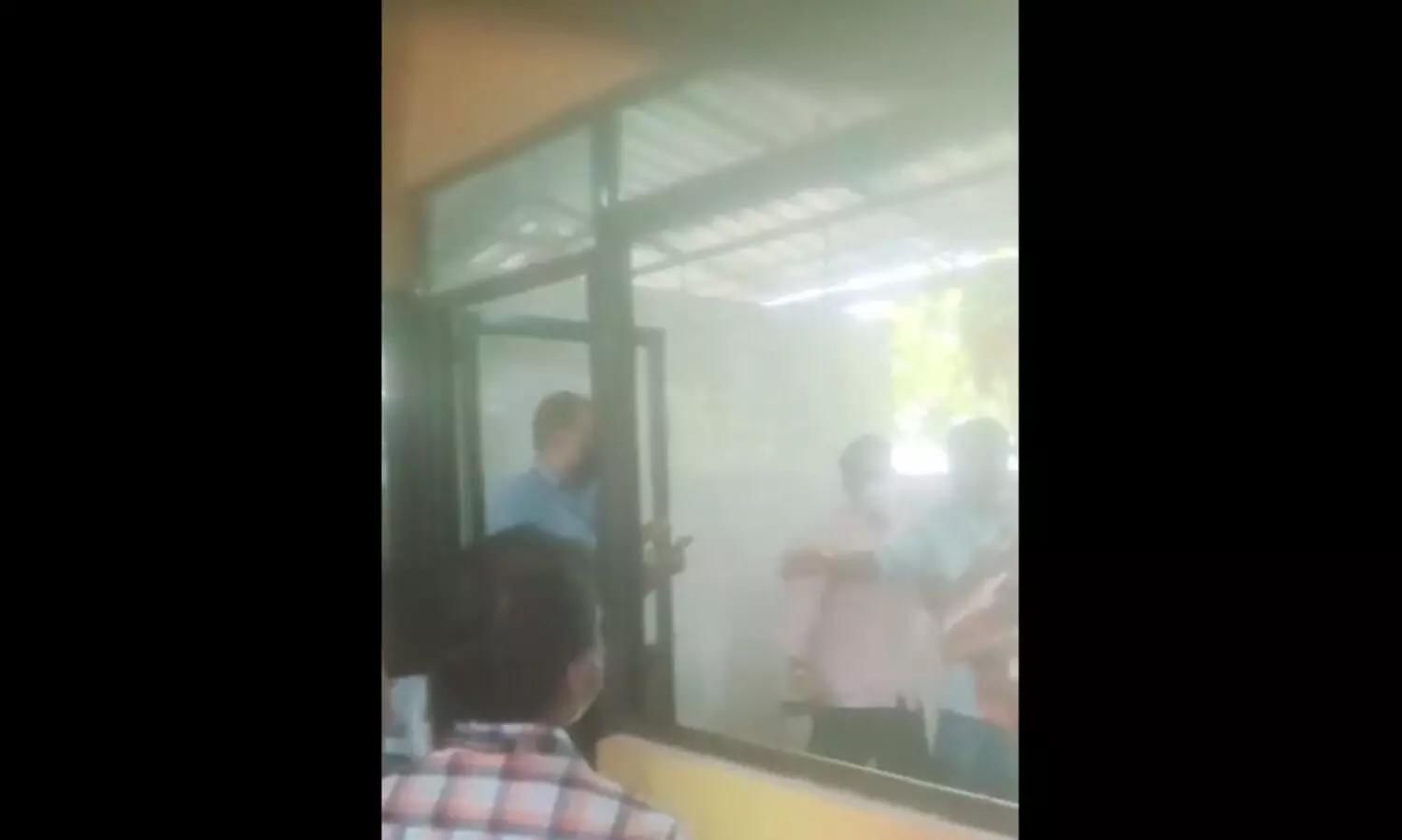 പുൽപള്ളിയിൽ പഞ്ചായത്ത് അധികൃതർ ബീഫ് സ്റ്റാളിലെ 50 കിലോ ഇറച്ചി മണ്ണെണ്ണ ഒഴിച്ച് നശിപ്പിച്ചു -വിഡിയോ