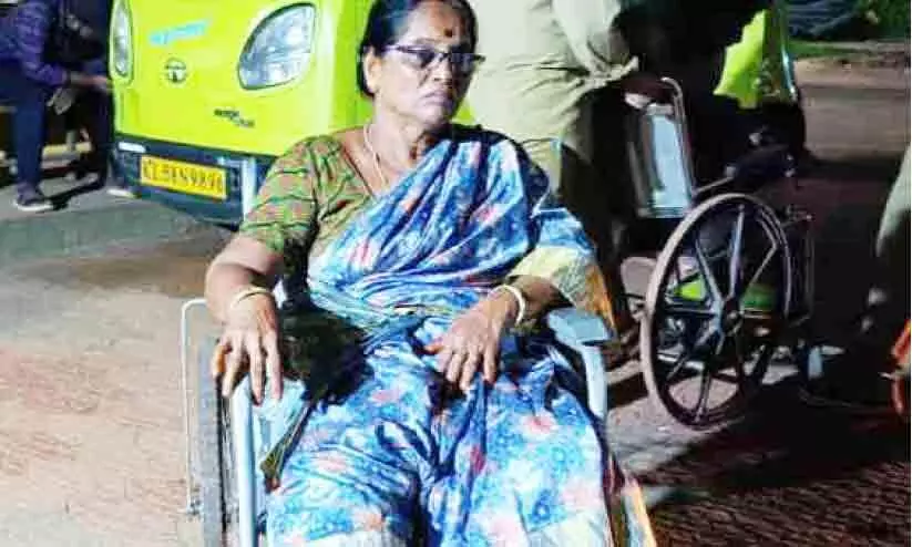 നഗരസഭ കെട്ടിടത്തിൽനിന്നുവീണ് സ്‌ത്രീക്ക് പരിക്ക്