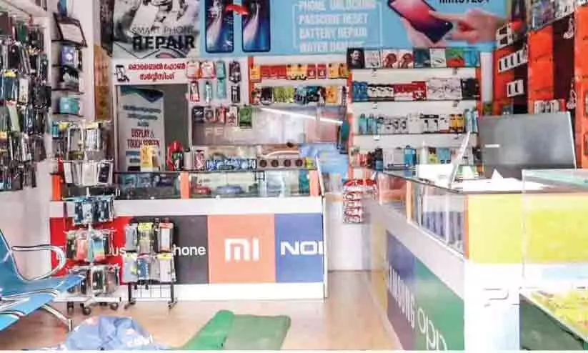 കൊ​ടു​ങ്ങ​ല്ലൂ​ർ ന​ഗ​ര​ത്തി​ൽ ല​ക്ഷ​ങ്ങ​ളു​ടെ മൊ​ബൈ​ൽ ഫോ​ൺ മോ​ഷ​ണം