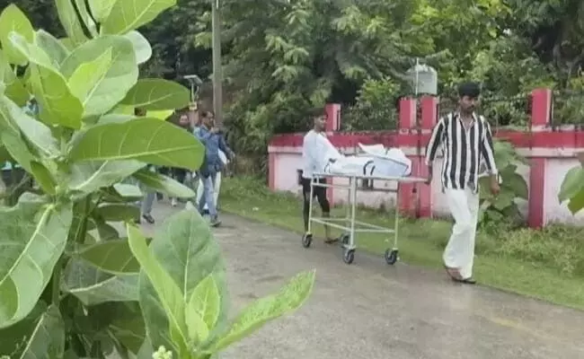 ലഖിംപൂർഖേരി: പെൺകുട്ടികളുടെ മൃതദേഹം ഇന്ന് സംസ്കരിക്കുമെന്ന് കുടുംബാംഗങ്ങൾ ലഖിംപൂർഖേരി: പെൺകുട്ടികളുടെ മൃതദേഹം ഇന്ന് സംസ്കരിക്കുമെന്ന് കുടുംബാംഗങ്ങൾ