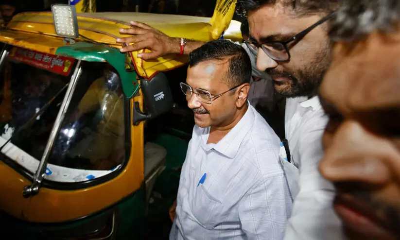 കെജ്രിവാളിന് ഓട്ടോറിക്ഷകൾ സമ്മാനിച്ച് ബി.ജെ.പി എം.എൽ.എമാർ കെജ്രിവാളിന് ഓട്ടോറിക്ഷകൾ സമ്മാനിച്ച് ബി.ജെ.പി എം.എൽ.എമാർ