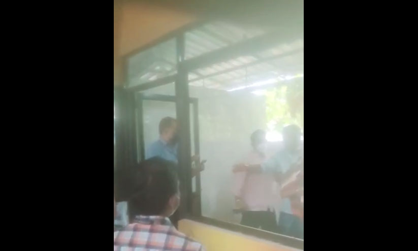 പുൽപള്ളിയിൽ പഞ്ചായത്ത് അധികൃതർ ബീഫ് സ്റ്റാളിലെ 50 കിലോ ഇറച്ചി മണ്ണെണ്ണ ഒഴിച്ച് നശിപ്പിച്ചു -വിഡിയോ പുൽപള്ളിയിൽ പഞ്ചായത്ത് അധികൃതർ ബീഫ് സ്റ്റാളിലെ 50 കിലോ ഇറച്ചി മണ്ണെണ്ണ ഒഴിച്ച് നശിപ്പിച്ചു -വിഡിയോ