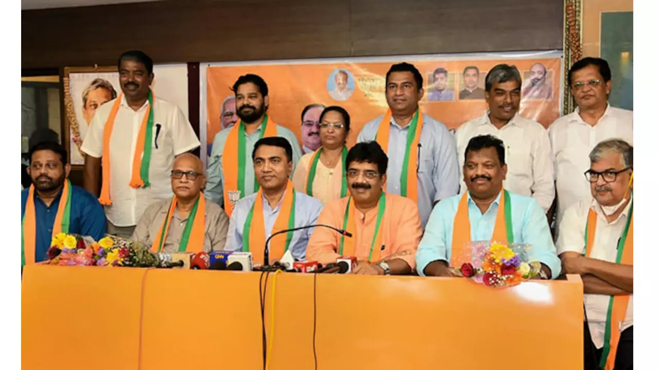 ഗോവയിൽ കൂട്ട കൂറുമാറ്റത്തിന് സ്പീക്കറുടെ അംഗീകാരം ഗോവയിൽ കൂട്ട കൂറുമാറ്റത്തിന് സ്പീക്കറുടെ അംഗീകാരം