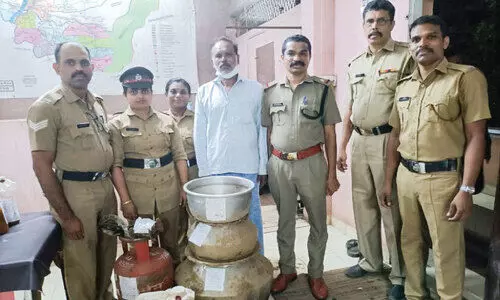 ചാരായവും വാഷും വാറ്റുപകരണങ്ങളുമായി വയോധികൻ അറസ്റ്റിൽ