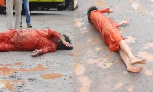 അപകടക്കുഴികൾ; തകർന്ന റോഡിൽ ശയനപ്രദക്ഷിണം നടത്തി സാമൂഹ്യപ്രവർത്തകൻ