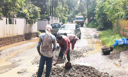 പൊളിഞ്ഞ റോഡിൽ കണ്ണിൽപൊടിയിട്ട് കുഴിയടക്കൽ പൊളിഞ്ഞ റോഡിൽ കണ്ണിൽപൊടിയിട്ട് കുഴിയടക്കൽ