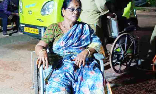 നഗരസഭ കെട്ടിടത്തിൽനിന്നുവീണ് സ്‌ത്രീക്ക് പരിക്ക്