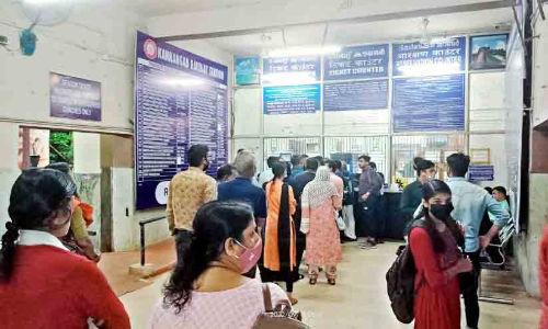 കാഞ്ഞങ്ങാട് റെയിൽവേ സ്റ്റേഷനിൽ യാത്രക്കാർ ടിക്കറ്റ് കിട്ടാതെ മടങ്ങി