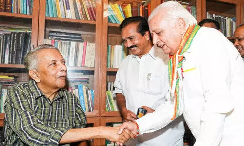 പ്രഫ.സ്കറിയ സക്കറിയയെ ഗവർണർ ആരിഫ് മുഹമ്മദ് ഖാൻ സന്ദർശിച്ചു