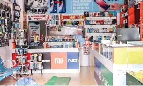 കൊടുങ്ങല്ലൂർ നഗരത്തിൽ ലക്ഷങ്ങളുടെ മൊബൈൽ ഫോൺ മോഷണം കൊടുങ്ങല്ലൂർ നഗരത്തിൽ ലക്ഷങ്ങളുടെ മൊബൈൽ ഫോൺ മോഷണം