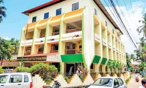 തൃശൂർ ഡി.സി.സി ഓഫിസിന്​ കാവി പെയിന്‍റടിച്ചു; വിമർശനം ഉയർന്നപ്പോൾ മാറ്റി