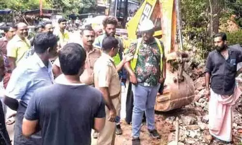 ദേശീയപാത വികസനം; കടകൾ ഒഴിപ്പിക്കാനെത്തിയവരെ വ്യാപാരികൾ തടഞ്ഞു ദേശീയപാത വികസനം; കടകൾ ഒഴിപ്പിക്കാനെത്തിയവരെ വ്യാപാരികൾ തടഞ്ഞു