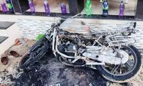 വീ​ടി​ന് മു​ന്നി​ല്‍ നി​ർ​ത്തി​യ ബൈ​ക്ക് ക​ത്തി​ച്ചു