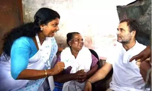 വീട്ടിൽ രാഹുൽ ഗാന്ധി; സ്തബ്​ധരായി ശാന്തയും ലിസിയും