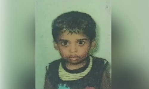 മാതാവിനൊപ്പം സ്കൂളിൽ പോകുന്നതിനിടെ സ്കൂട്ടർ തോട്ടിൽ വീണ് അഞ്ചു വയസ്സുകാരൻ മരിച്ചു