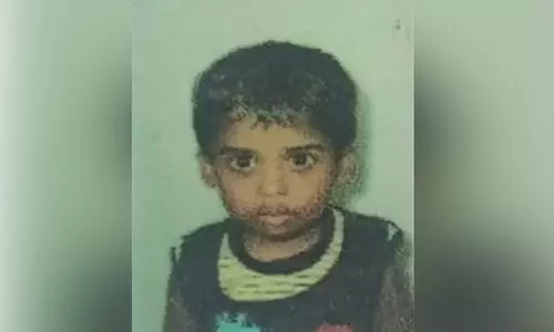 മാതാവിനൊപ്പം സ്കൂളിൽ പോകുന്നതിനിടെ സ്കൂട്ടർ തോട്ടിൽ വീണ് അഞ്ചു വയസ്സുകാരൻ മരിച്ചു