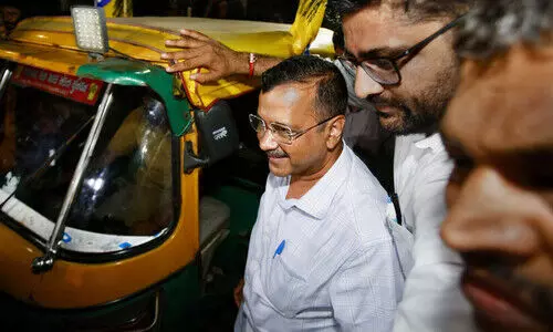 കെജ്രിവാളിന് ഓട്ടോറിക്ഷകൾ സമ്മാനിച്ച് ബി.ജെ.പി എം.എൽ.എമാർ