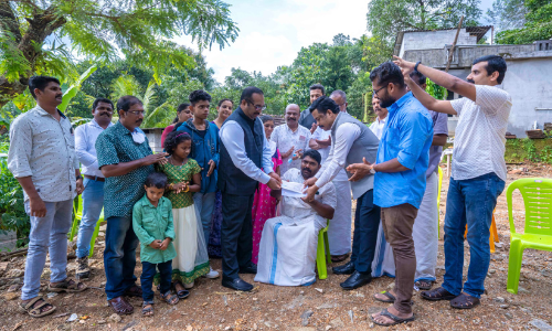 കോവിഡുകാല പോരാളി സലാംകുമാറിന് അടച്ചുറപ്പുള്ള വീട്; 20 ലക്ഷം രൂപ കൈമാറി എം.എ. യൂസഫലി കോവിഡുകാല പോരാളി സലാംകുമാറിന് അടച്ചുറപ്പുള്ള വീട്; 20 ലക്ഷം രൂപ കൈമാറി എം.എ. യൂസഫലി