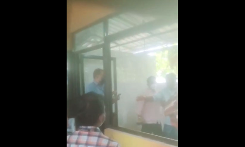 പുൽപള്ളിയിൽ പഞ്ചായത്ത് അധികൃതർ ബീഫ് സ്റ്റാളിലെ 50 കിലോ ഇറച്ചി മണ്ണെണ്ണ ഒഴിച്ച് നശിപ്പിച്ചു -വിഡിയോ പുൽപള്ളിയിൽ പഞ്ചായത്ത് അധികൃതർ ബീഫ് സ്റ്റാളിലെ 50 കിലോ ഇറച്ചി മണ്ണെണ്ണ ഒഴിച്ച് നശിപ്പിച്ചു -വിഡിയോ