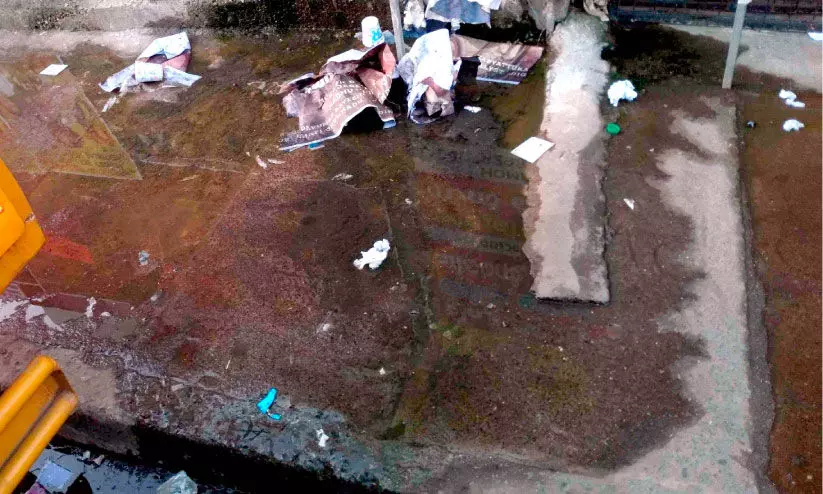 പൊതുശൗചാലയത്തിൽനിന്ന് മലിനജലം റോഡിലേക്കൊഴുകുന്നു