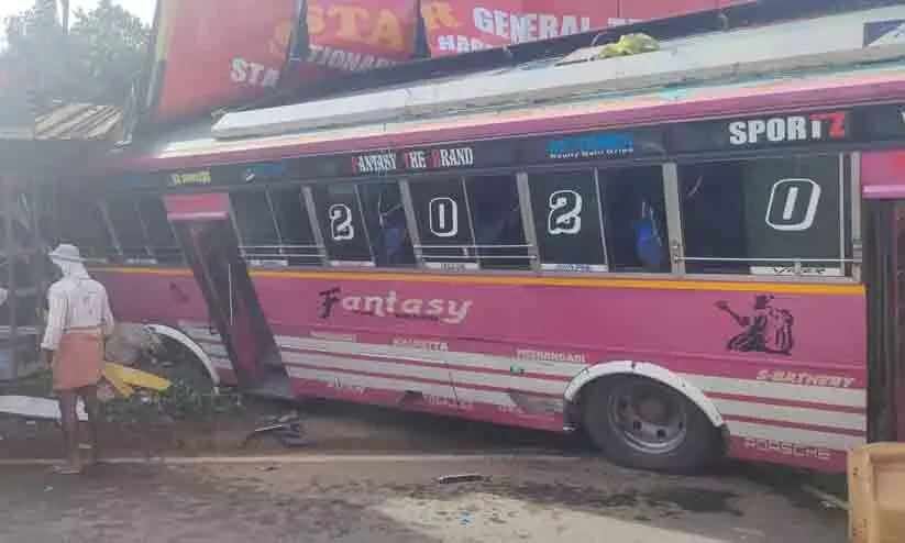 വൈത്തിരിയിൽ ബസ് കടയിലേക്ക് ഇടിച്ചുകയറി; നിരവധി യാത്രക്കാർക്ക് പരിക്ക്