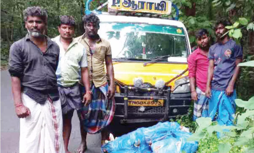വനത്തിൽ മാലിന്യം തള്ളിയവരെക്കൊണ്ട് തിരിച്ചെടുപ്പിച്ച് വനപാലകർ