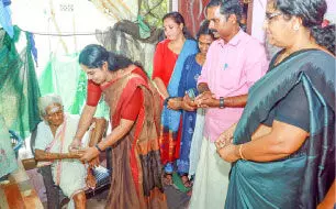 105ാം വയസ്സിൽ സീതാലക്ഷ്മിയമ്മക്ക് പെൻഷനും രേഖകളും കിട്ടി 105ാം വയസ്സിൽ സീതാലക്ഷ്മിയമ്മക്ക് പെൻഷനും രേഖകളും കിട്ടി