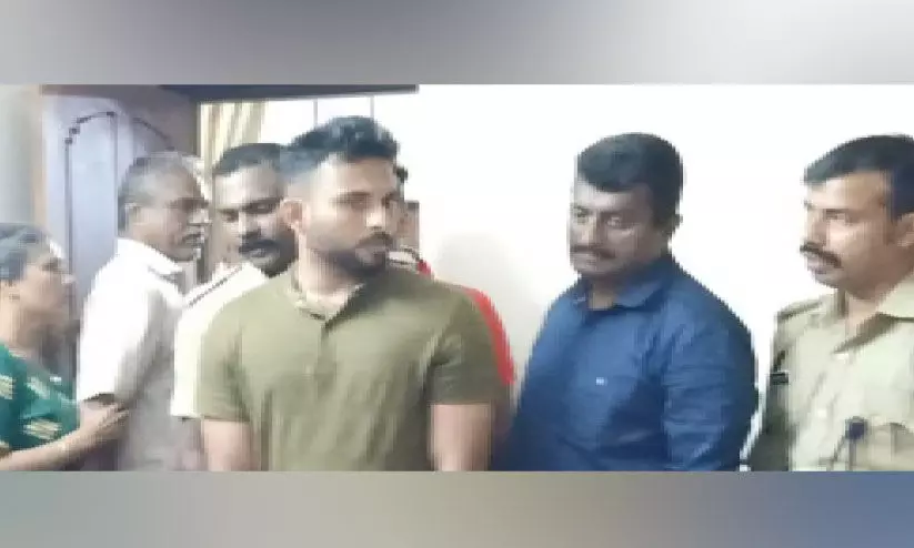 50 പവനും രണ്ടു ലക്ഷവും കവർന്ന കേസിൽ കുപ്രസിദ്ധ മോഷ്ടാവ് അറസ്റ്റിൽ 50 പവനും രണ്ടു ലക്ഷവും കവർന്ന കേസിൽ കുപ്രസിദ്ധ മോഷ്ടാവ് അറസ്റ്റിൽ