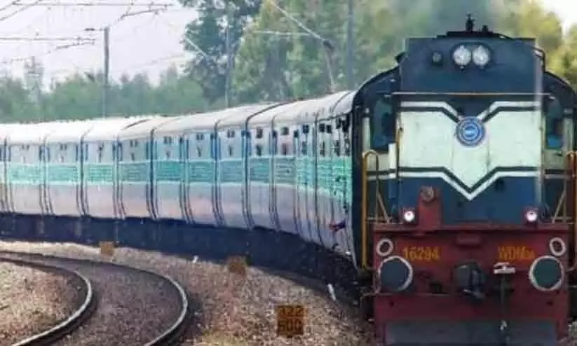 ട്രെയിൻ കയറുമ്പോൾ വീണ് വ്യാപാരിക്ക് പരിക്ക് ട്രെയിൻ കയറുമ്പോൾ വീണ് വ്യാപാരിക്ക് പരിക്ക്