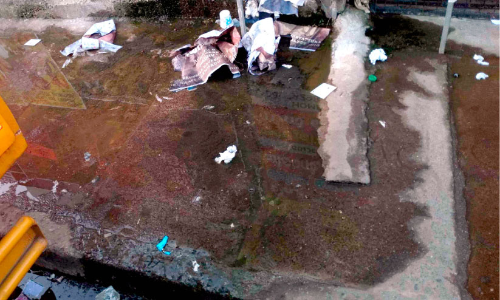 പൊതുശൗചാലയത്തിൽനിന്ന് മലിനജലം റോഡിലേക്കൊഴുകുന്നു