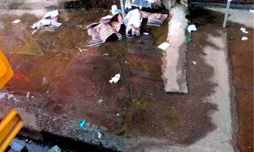 പൊതുശൗചാലയത്തിൽനിന്ന് മലിനജലം റോഡിലേക്കൊഴുകുന്നു