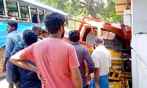 ടിപ്പർ ലോറി വീട്ടിലെ കാർ ഷെഡ്ഡിലേക്ക് ഇടിച്ചുകയറി