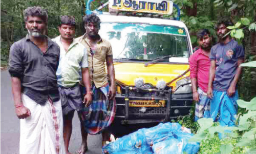 വനത്തിൽ മാലിന്യം തള്ളിയവരെക്കൊണ്ട് തിരിച്ചെടുപ്പിച്ച് വനപാലകർ വനത്തിൽ മാലിന്യം തള്ളിയവരെക്കൊണ്ട് തിരിച്ചെടുപ്പിച്ച് വനപാലകർ