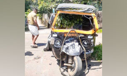 ടോറസും ഓട്ടോയും കൂട്ടിയിടിച്ച് ഓട്ടോ ഡ്രൈവർക്ക് പരിക്ക് ടോറസും ഓട്ടോയും കൂട്ടിയിടിച്ച് ഓട്ടോ ഡ്രൈവർക്ക് പരിക്ക്
