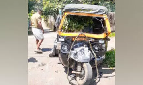 ടോറസും ഓട്ടോയും കൂട്ടിയിടിച്ച് ഓട്ടോ ഡ്രൈവർക്ക് പരിക്ക് ടോറസും ഓട്ടോയും കൂട്ടിയിടിച്ച് ഓട്ടോ ഡ്രൈവർക്ക് പരിക്ക്