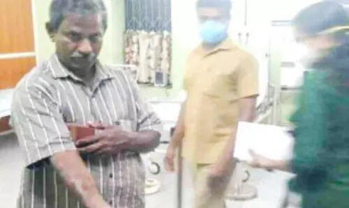 വാക്‌സിനേഷന്‍ ക്യാമ്പിനിടെ ജീവനക്കാരെ സഹായിക്കാനെത്തിയ ആളെ നായ് കടിച്ചു