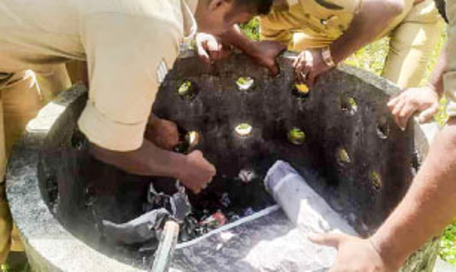 കോൺക്രീറ്റ് ബക്കറ്റിൽ തല കുടുങ്ങിയ പൂച്ചക്ക് രക്ഷകരായി അഗ്നിരക്ഷസേന