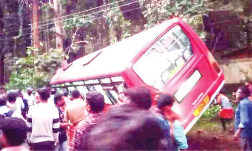 ബസ് മരത്തിലിടിച്ച് 18 പേർക്ക് പരിക്ക്